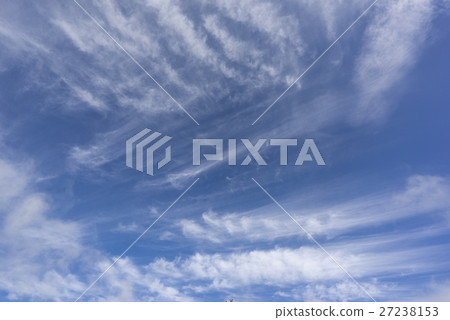 流動的白雲和晴朗的天氣晴朗的晴朗的藍天背景圖像完成圖珀斯材料斜向一邊 流動的白雲和晴朗的天氣晴朗的晴朗的藍天背景圖像完成圖珀斯材料斜向一邊 27238153