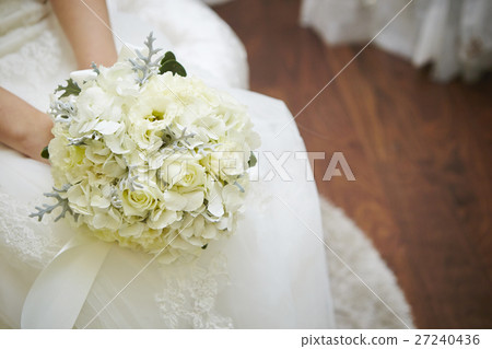  Bride with a bouquet 27240436