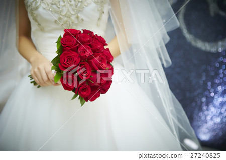  Bride with a bouquet 27240825