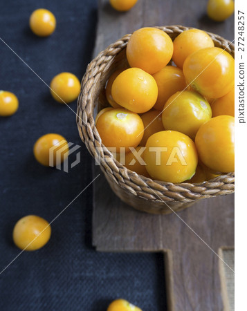Gooseberries 27248257