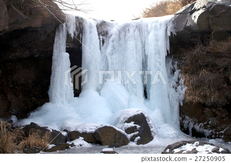 Water fountain of frozen drunken gorge Water fountain of frozen drunken gorge 27250905