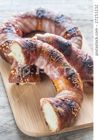 Bagels with sesame wrapped in bacon rashers 27251232