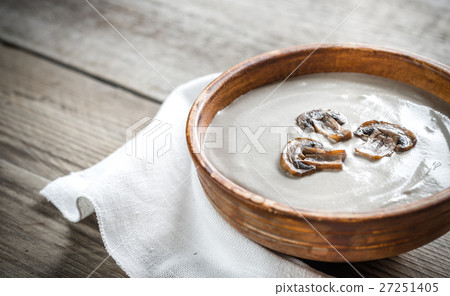 Bowl of creamy mushroom soup Bowl of creamy mushroom soup 27251405