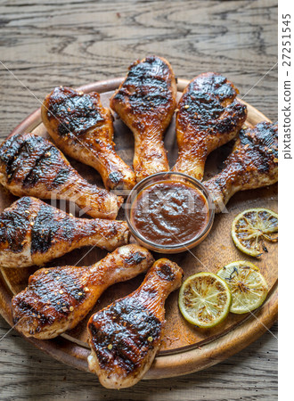 Grilled chicken drumsticks 27251545