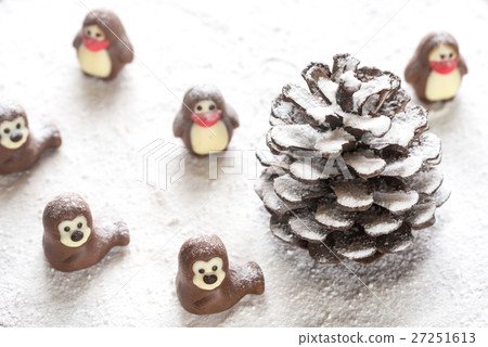 Chocolate candies in the shape of animals 27251613
