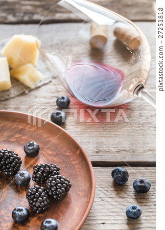 Wine with berries 27251818
