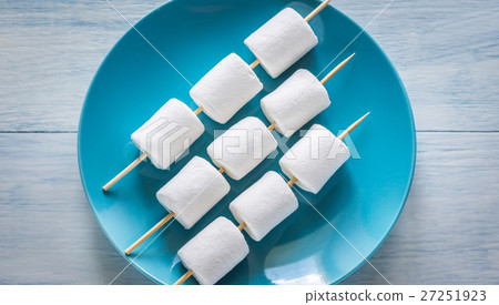 Marshmallow skewers on the plate Marshmallow skewers on the plate 27251923