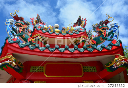 Double Chinese dragons on chinese temple roof 27252832