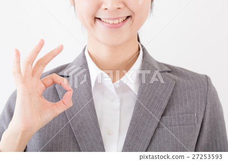 發出好的標誌的婦女，好，可能 27253593
