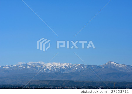 Snow on a rocky stone mountains that shines at fine weather 27253711