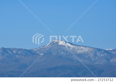 A snow-covered mountain peak at Mesukiyama that shines at fine weather 27253712