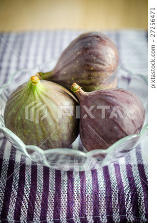 Ripe figs 27256471