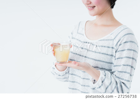 年輕的女士（果汁） 27256738