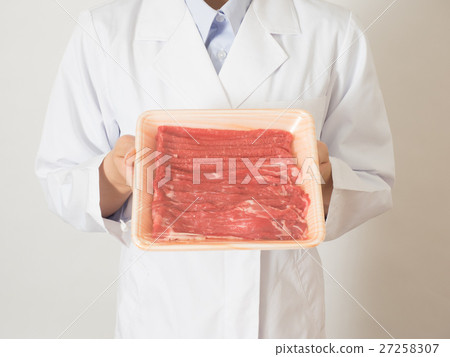 一名婦女用在白色外套的肉 一名婦女用在白色外套的肉 27258307