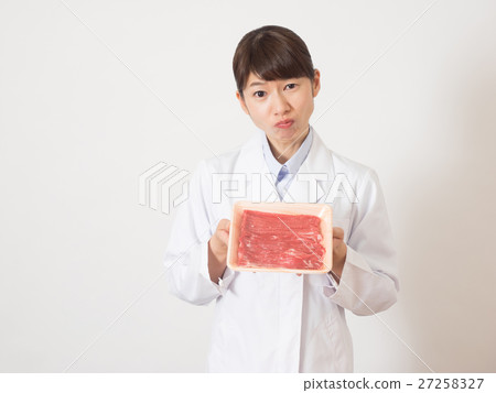 一名婦女用在白色外套的肉 一名婦女用在白色外套的肉 27258327
