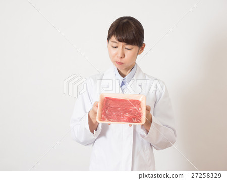 一名婦女用在白色外套的肉 一名婦女用在白色外套的肉 27258329