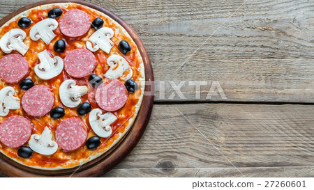 Uncooked pizza 27260601