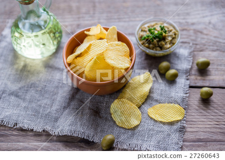 Potato chips with olive tapenade 27260643