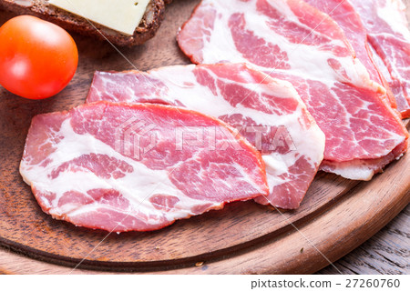 Sandwiches with  ham and cheese 27260760