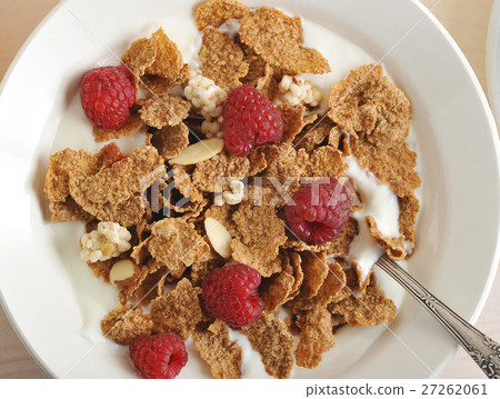 cereal with raspberries and almonds-圖庫照片 [27262061] - pixta