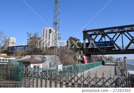 去平壤的內燃機車橫跨鐵橋樑 27263303
