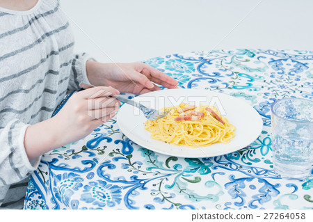 年輕女子(麵食) 年輕女子(麵食) 27264058