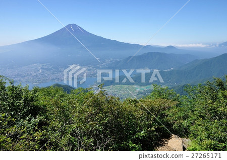 Overlooking Kawaguchiko and Mt. Fuji than Mt. Kurodake 27265171