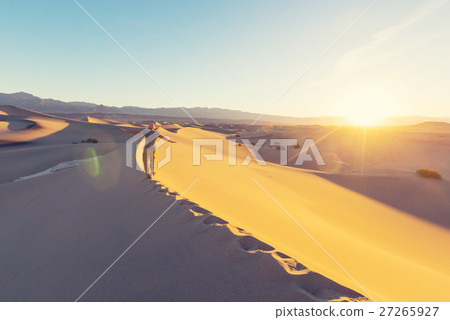 Hike in desert 27265927