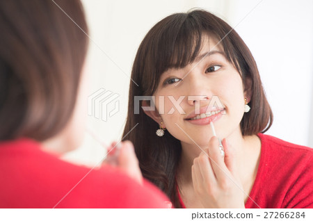A woman wearing a lip gloss 27266284