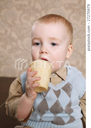 little beautiful boy eats icecream little beautiful boy eats icecream 27270979
