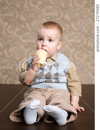 little beautiful boy eats icecream little beautiful boy eats icecream 27270980