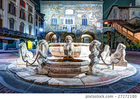 Piazza Vecchia, Citta Alta, Bergamo, Italy. 27272180