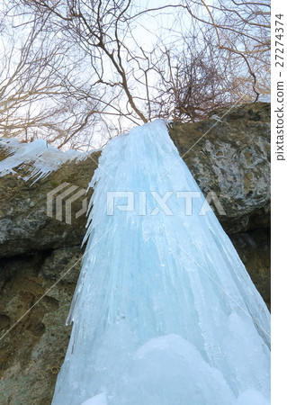 Waterside waterfall in winter 27274374