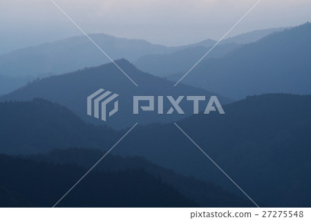 Oku Takano山脈的山脈在冬至奈良縣Nogunikawa村莊的陰霾如墨水畫黎明 27275548