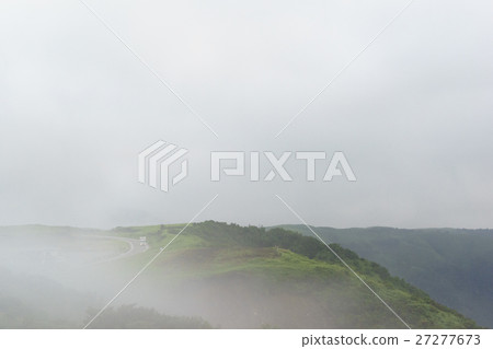 阿蘇牛奶路蜿蜒路霧朦朧晨霧匆匆，卡車被霧氣覆蓋，能見度差 27277673