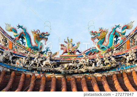 Roof with beautiful decoration of lungshan Roof with beautiful decoration of lungshan 27277847