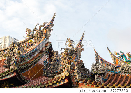 Roof with beautiful decoration of lungshan Roof with beautiful decoration of lungshan 27277850