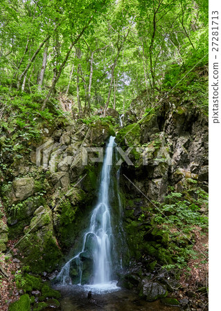 輕的布料瀑布新綠色 輕的布料瀑布新綠色 27281713