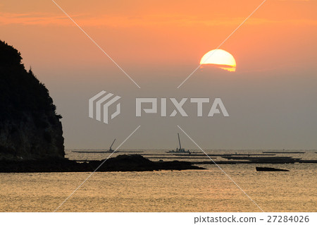 Asahi rising from the Seto Inland Sea and a ship carrying out oyster fishing Asahi rising from the Seto Inland Sea and a ship carrying out oyster fishing 27284026