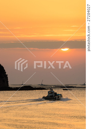 A morning view of the Seto Inland Sea and a fishing boat fishing oysters 27284027