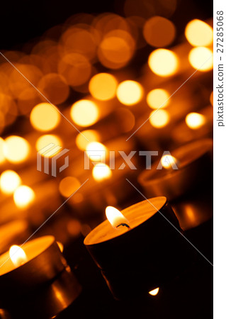 Burning candles with shallow depth of field Burning candles with shallow depth of field 27285068