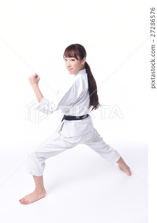做空手道的女性 27286576