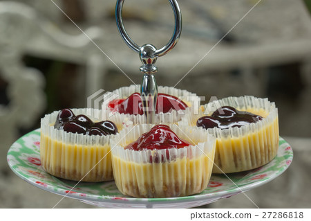 Blueberry and strawberry cheese cake 27286818