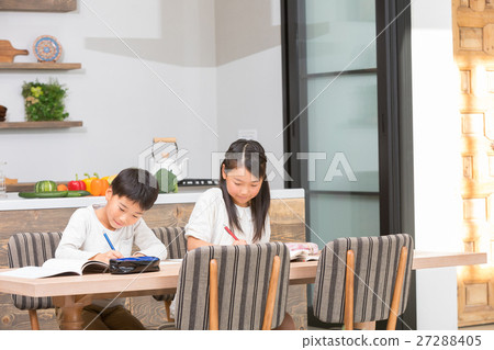家庭兄弟姐妹學習用餐廚房生活家庭作業分配小學生 家庭兄弟姐妹學習用餐廚房生活家庭作業分配小學生 27288405