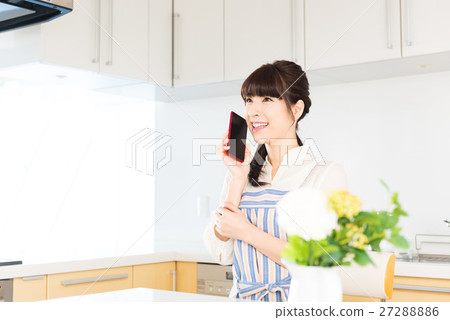 Housewife, smartphone Housewife, smartphone 27288886