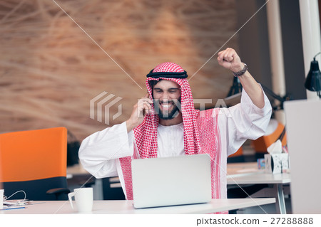 Arabian businessman working in modern startup Arabian businessman working in modern startup 27288888