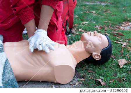 Paramedic demonstrate CPR 27290092