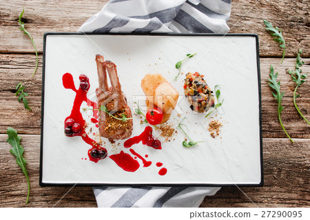 Grilled ribs with vegetables on tray top view 27290095