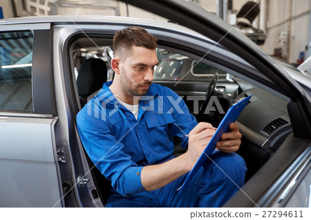 auto mechanic man with clipboard at car workshop 27294611