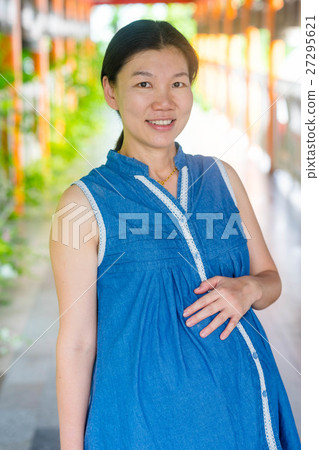 Young asian woman 27295621